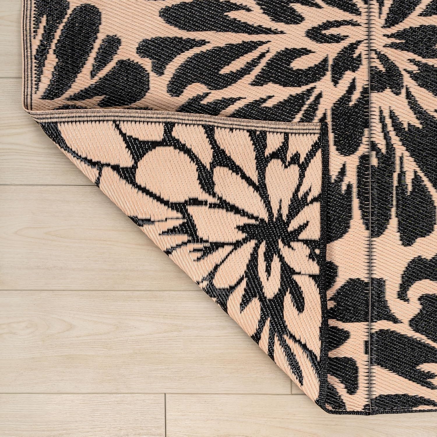 image:imageJONATHAN Y Meadow Grace Polypropylene Bloom Modern Floral Waterproof Reversible Plastic Straw Outdoor Area Rug for Patio and Entryway 3 x 5 Black and Cream MDW100A3BlackCream