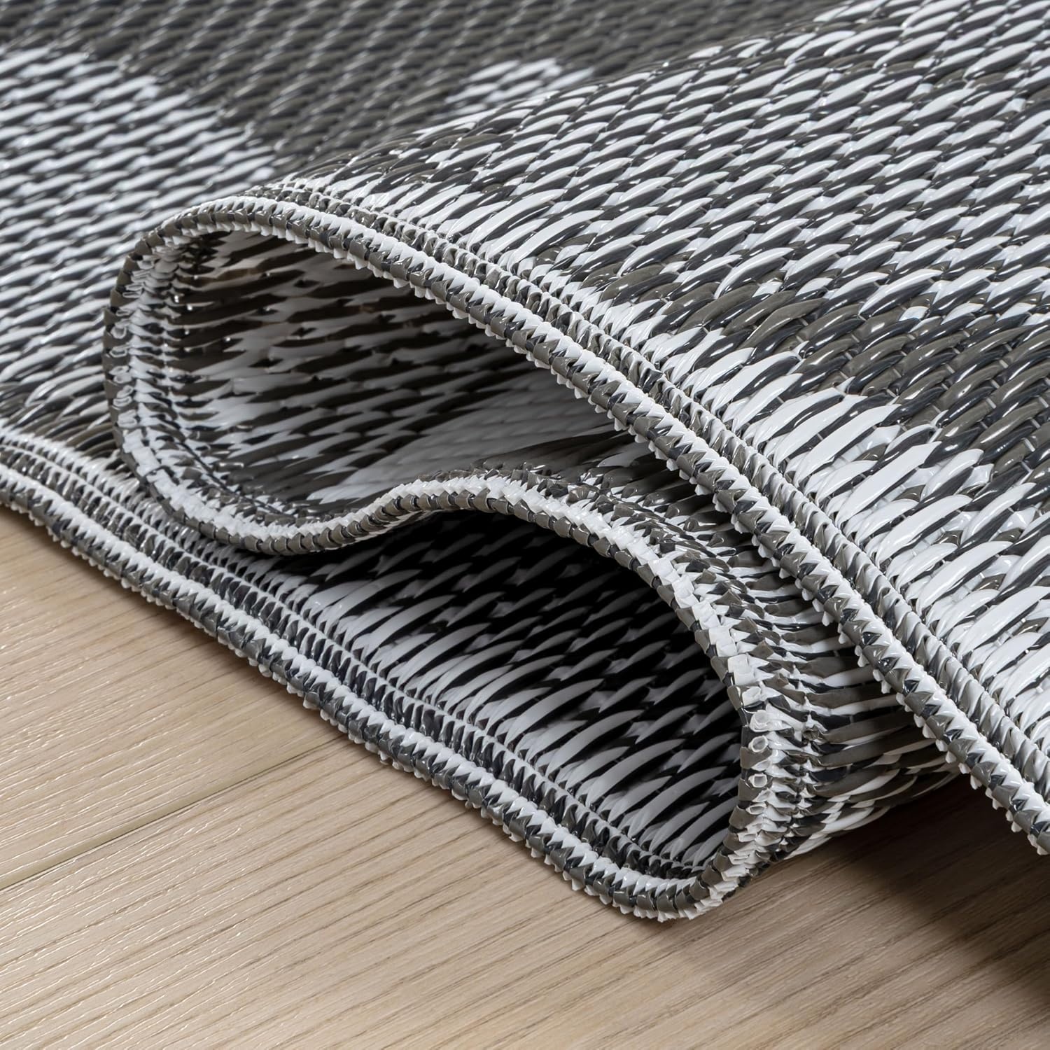 image:imageJONATHAN Y Meadow Grace Polypropylene Bloom Modern Floral Waterproof Reversible Plastic Straw Outdoor Area Rug for Patio and Entryway 3 x 5 Black and Cream MDW100A3GrayWhite