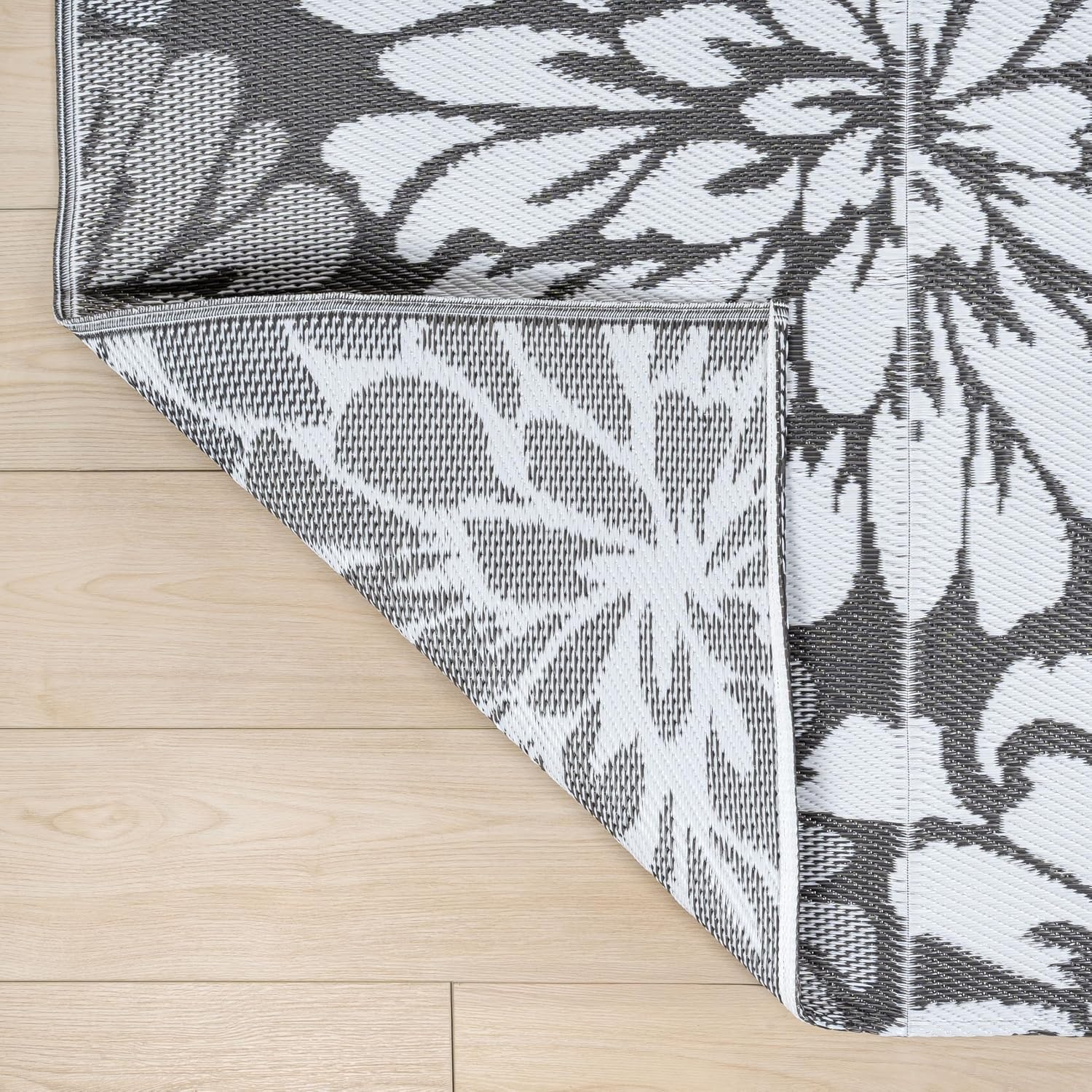 image:imageJONATHAN Y Meadow Grace Polypropylene Bloom Modern Floral Waterproof Reversible Plastic Straw Outdoor Area Rug for Patio and Entryway 3 x 5 Black and Cream MDW100A3GrayWhite