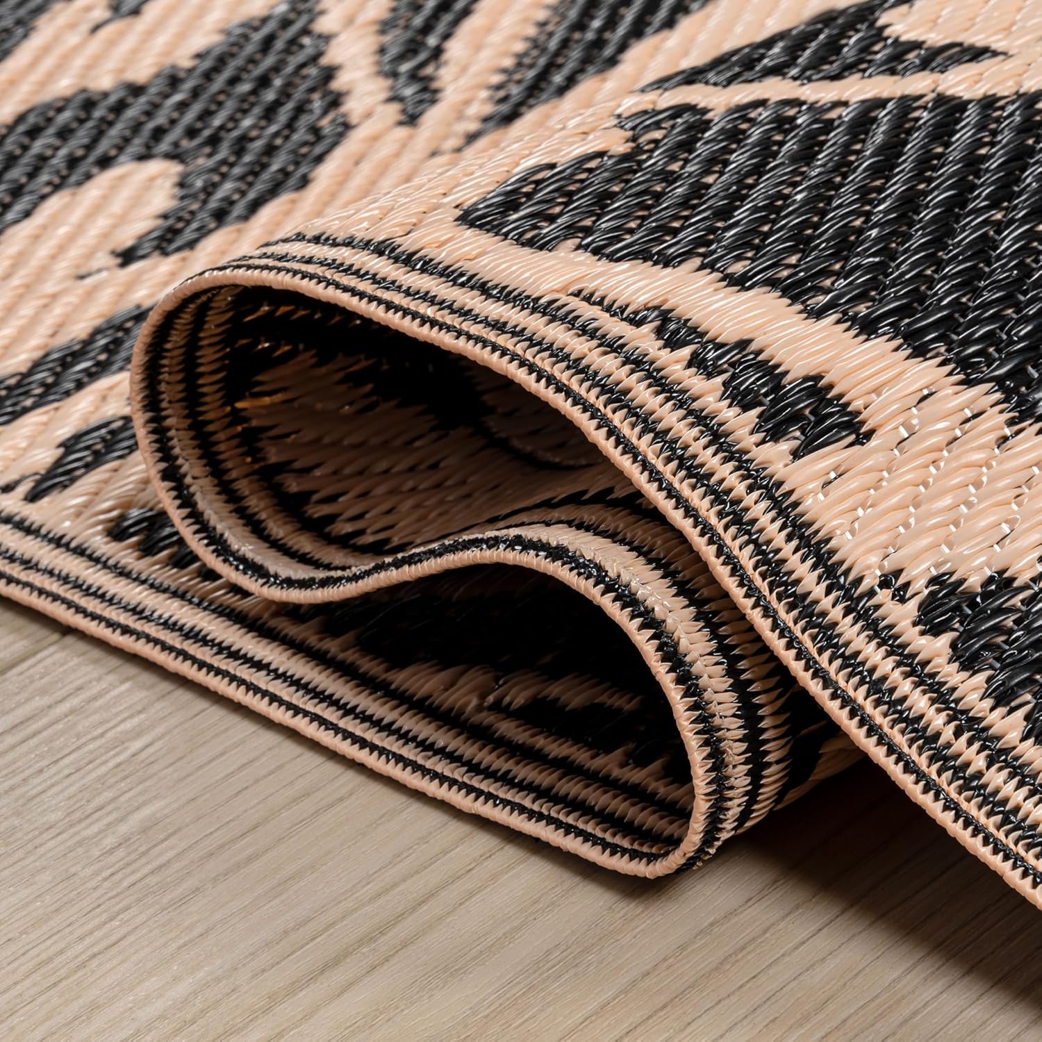 image:imageJONATHAN Y Meadow Grace Polypropylene Bloom Modern Floral Waterproof Reversible Plastic Straw Outdoor Area Rug for Patio and Entryway 3 x 5 Black and Cream MDW100A3BlackCream