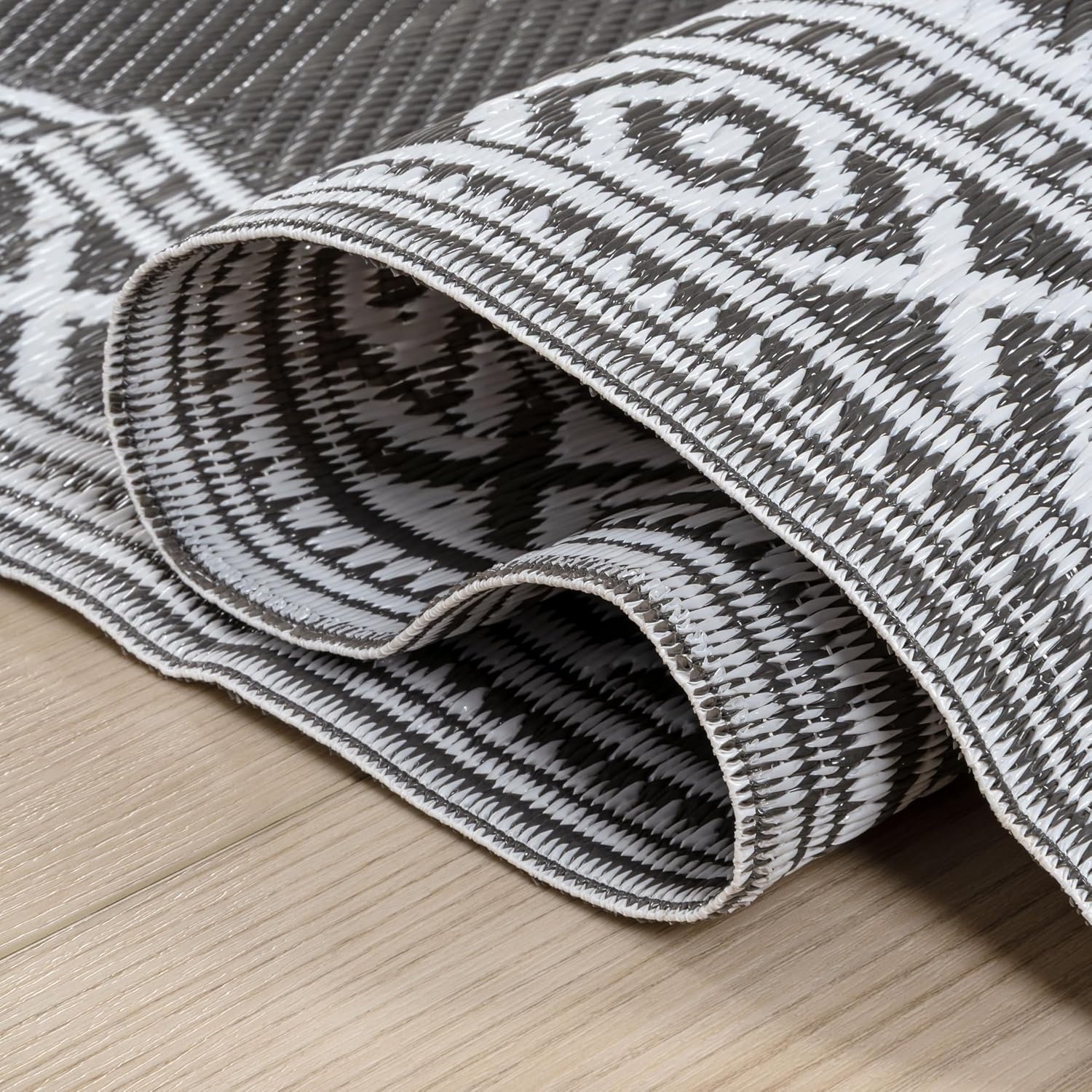 image:imageJONATHAN Y Meadow Grace Polypropylene Dory Medallion Border Waterproof Reversible Plastic Straw Outdoor Area Rug for Patio and Entryway 3 x 5 Gray and White MDW102B3GrayWhite