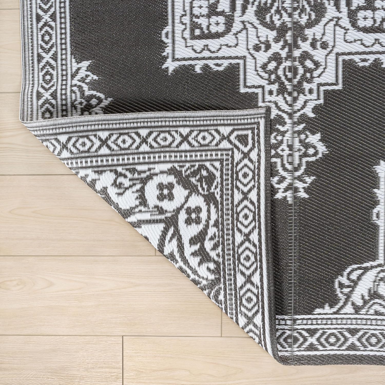 image:imageJONATHAN Y Meadow Grace Polypropylene Dory Medallion Border Waterproof Reversible Plastic Straw Outdoor Area Rug for Patio and Entryway 3 x 5 Gray and White MDW102B3GrayWhite