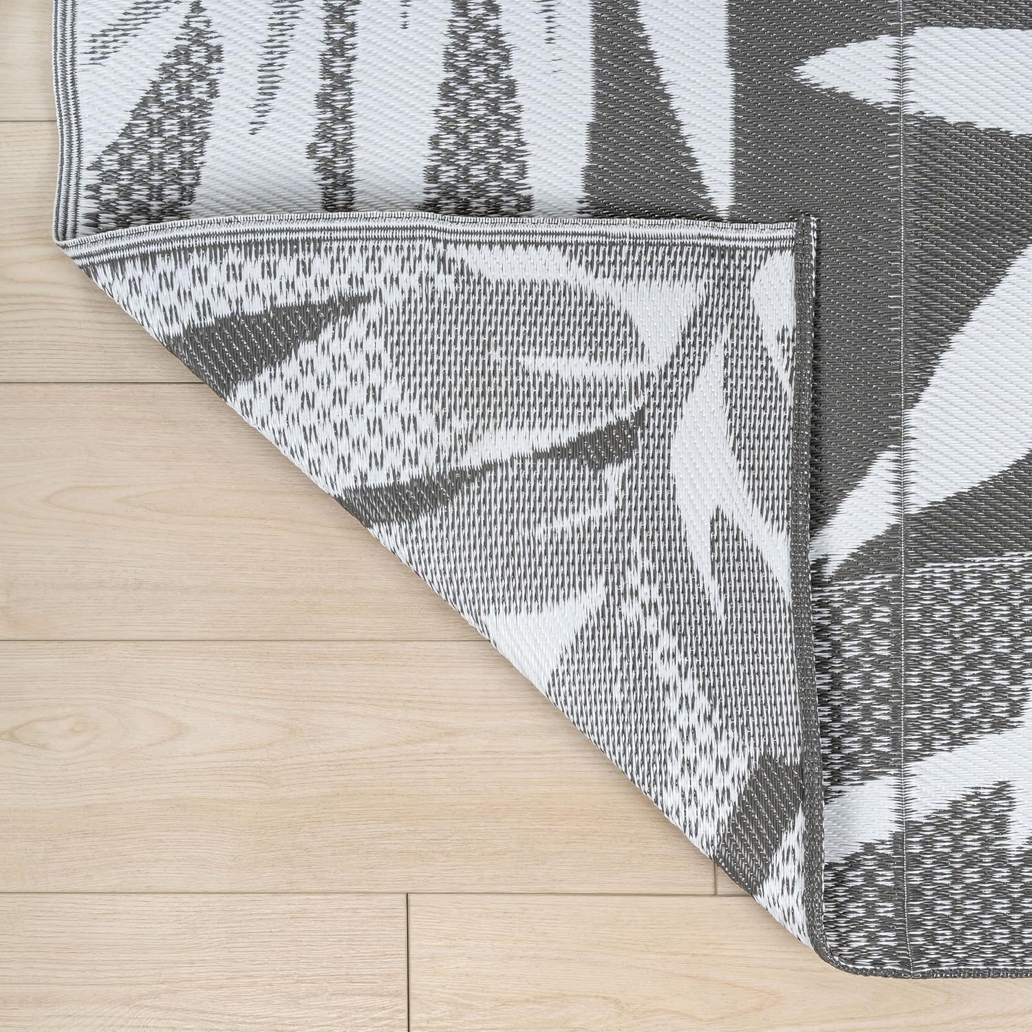image:imageJONATHAN Y Meadow Grace Polypropylene Wilde Classic Botanical Waterproof Reversible Plastic Straw Outdoor Area Rug for Patio and Entryway 3 x 5 Black and Cream MDW101A3GrayWhite