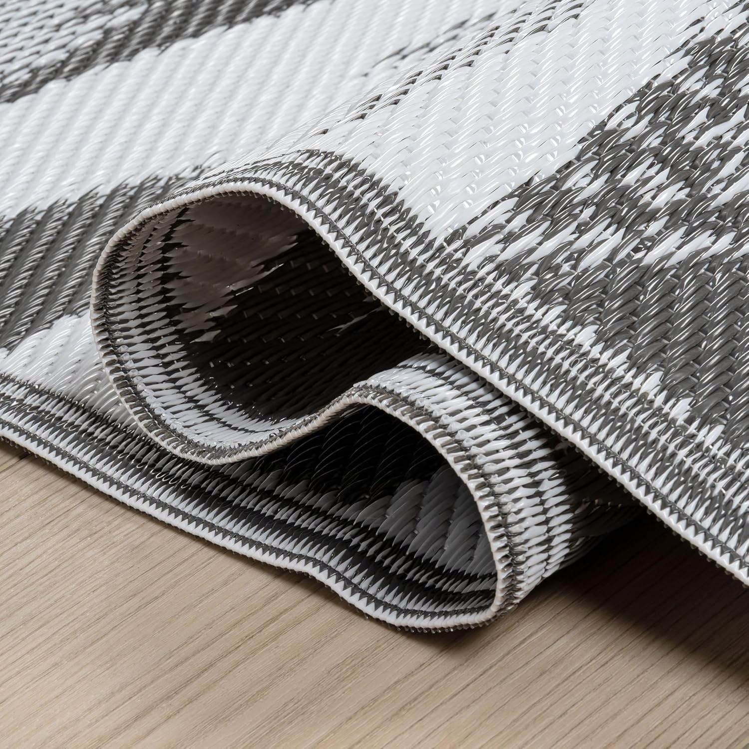 image:imageJONATHAN Y Meadow Grace Polypropylene Wilde Classic Botanical Waterproof Reversible Plastic Straw Outdoor Area Rug for Patio and Entryway 3 x 5 Black and Cream MDW101A3GrayWhite